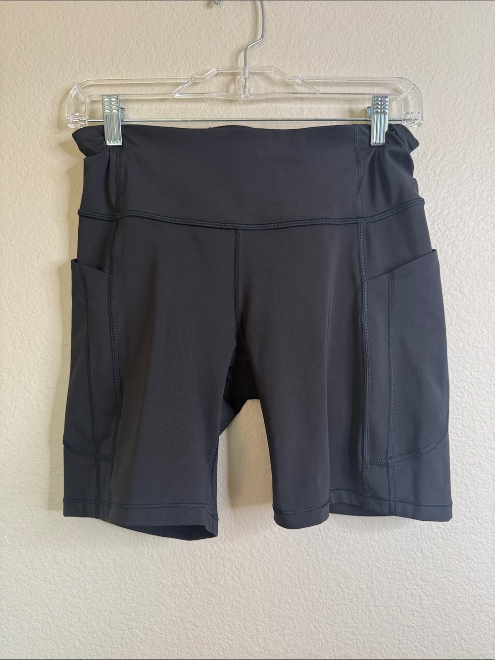 Athleta Ultimate Stash II 7” short black medium EUC - Picture 1 of 4